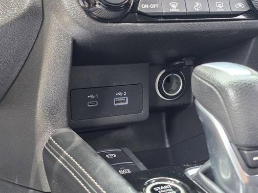 Aspen White 2022 Nissan Kicks SV