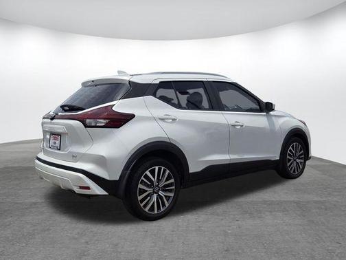 Aspen White 2022 Nissan Kicks SV