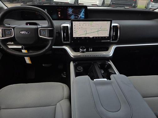 Star White 2027 Ford Expedition Platinum