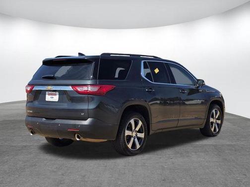 Graphite Metallic 2021 Chevrolet Traverse LT Leather