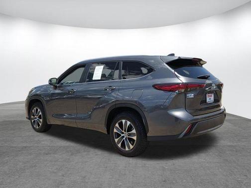 Magnetic Gray Metallic 2023 Toyota Highlander XLE