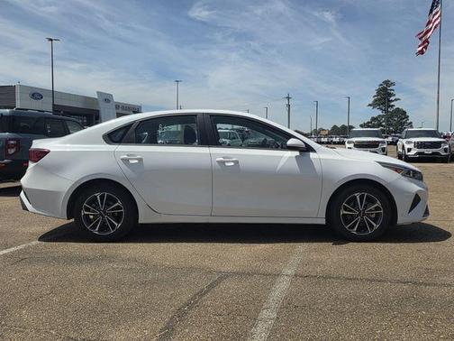 Snow White Pearl 2024 Kia Forte LXS