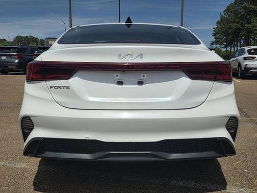 Snow White Pearl 2024 Kia Forte LXS