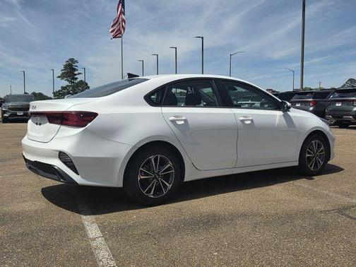 Snow White Pearl 2024 Kia Forte LXS