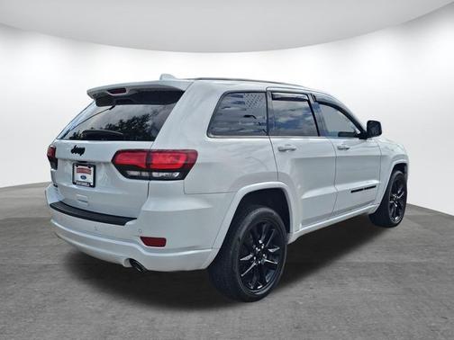 2022 Jeep Grand Cherokee LAREDO