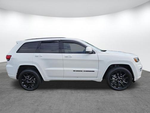 2022 Jeep Grand Cherokee LAREDO