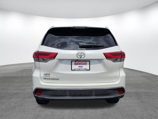 Blizzard Pearl 2019 Toyota Highlander LE