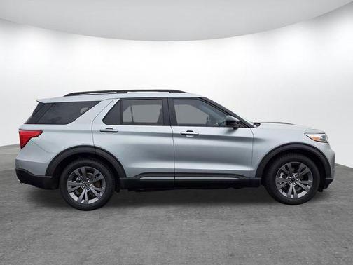 Silver Metallic 2022 Ford Explorer XLT