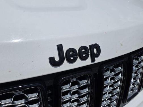 Bright White Clearcoat 2021 Jeep Grand Cherokee Laredo X