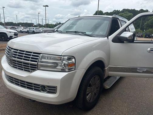 White Platinum Clearcoat Metallic 2014 Lincoln Navigator Base