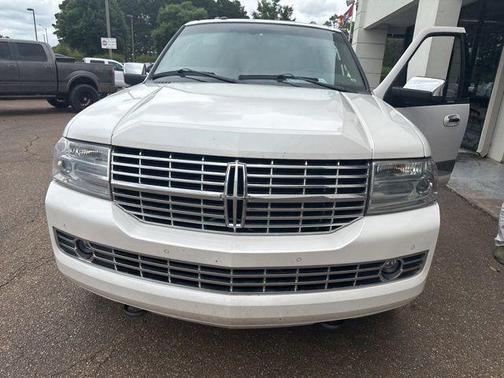 White Platinum Clearcoat Metallic 2014 Lincoln Navigator Base