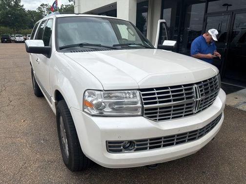 White Platinum Clearcoat Metallic 2014 Lincoln Navigator Base