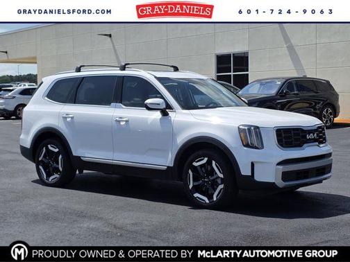 Glacial White Pearl 2024 Kia Telluride S
