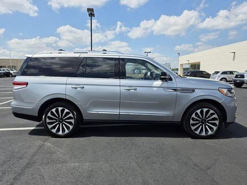 Silver Radiance Metallic 2024 Lincoln Navigator Reserve