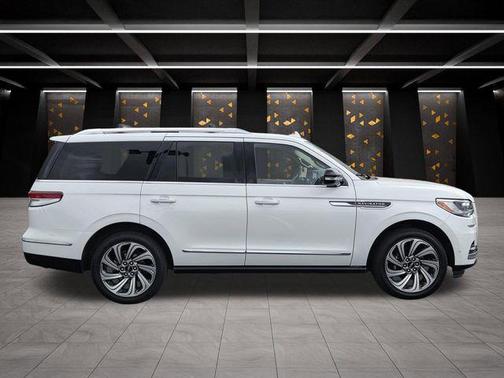 White Metallic 2023 Lincoln Navigator Reserve