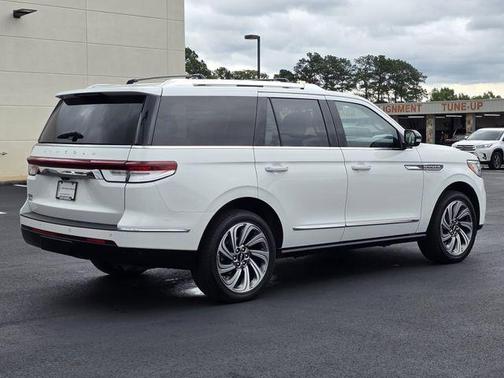 White Metallic 2023 Lincoln Navigator Reserve