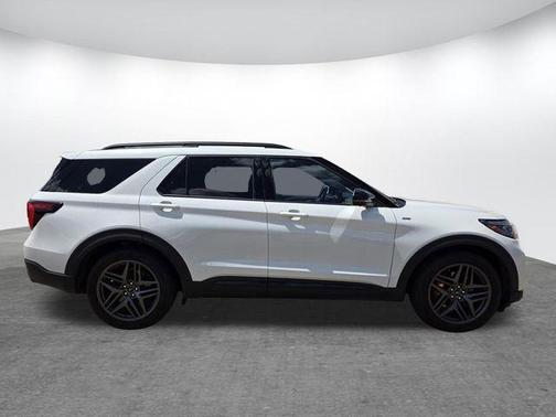 White Metallic 2025 Ford Explorer ST-Line