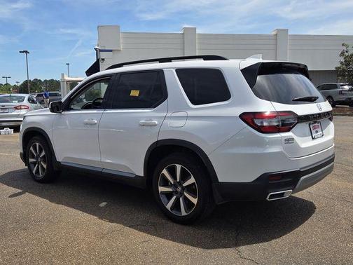 White 2023 Honda Pilot Touring
