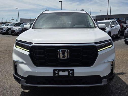 White 2023 Honda Pilot Touring
