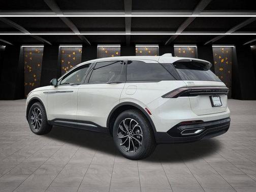 White Platinum 2026 Lincoln Nautilus Premiere