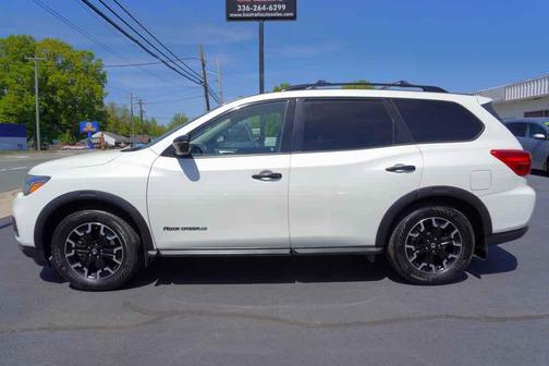 White 2019 Nissan Pathfinder SV