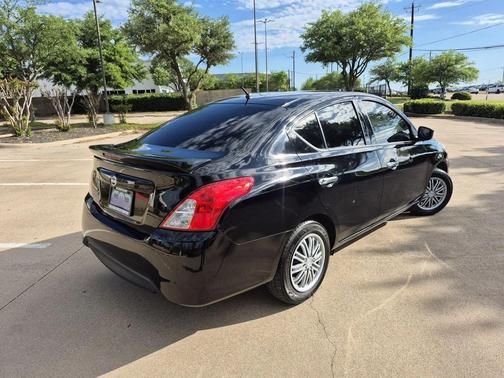 Super Black 2018 Nissan Versa 1.6 SV