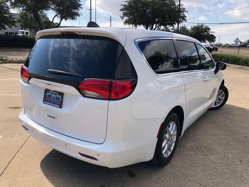 2021 Chrysler Voyager LX