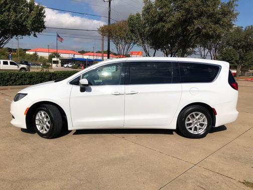 2021 Chrysler Voyager LX