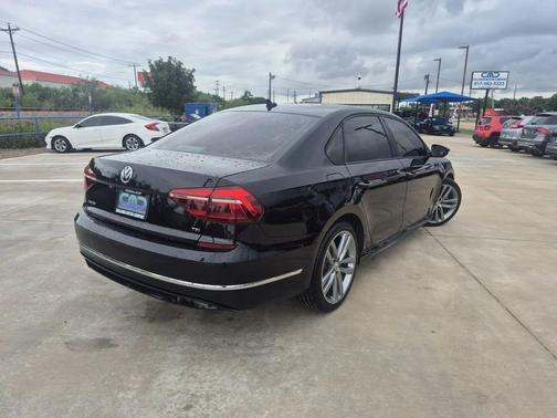 Black Uni 2018 Volkswagen Passat 2.0T S