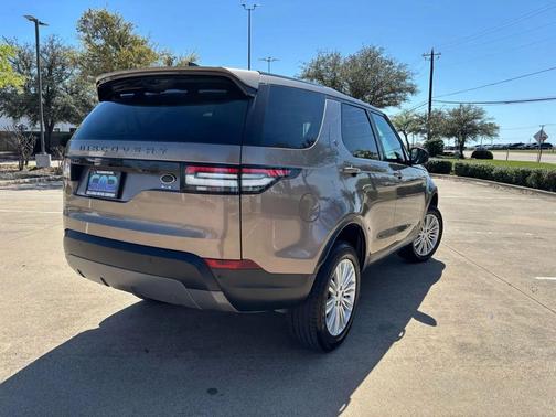 Tan 2017 Land Rover Discovery SE