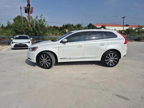 White 2015 Volvo XC60 T6 Platinum