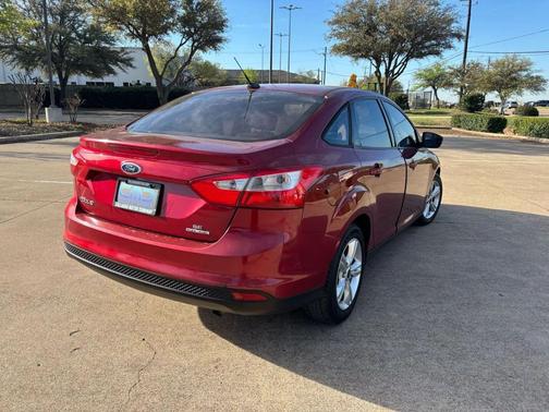 Red 2013 Ford Focus SE