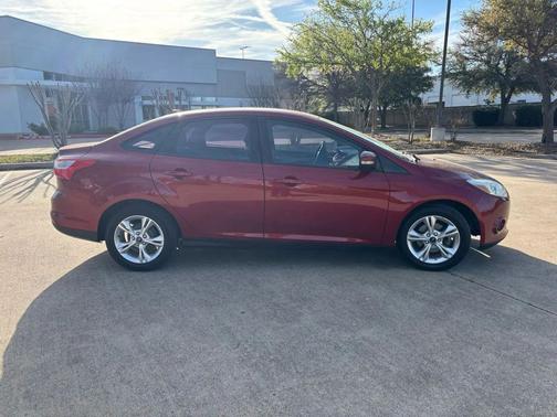 Red 2013 Ford Focus SE