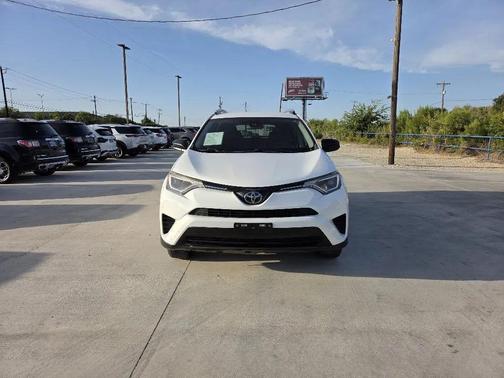 Super White 2018 Toyota RAV4 LE