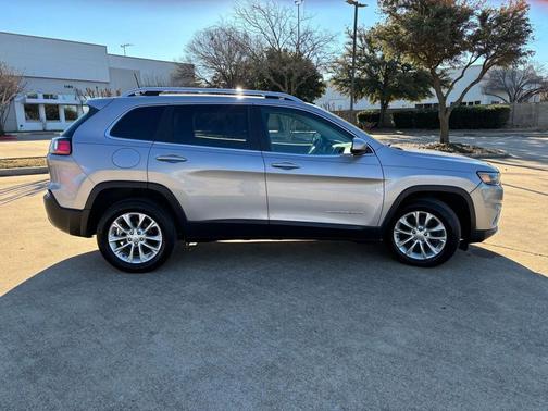 Silver 2019 Jeep Cherokee Latitude