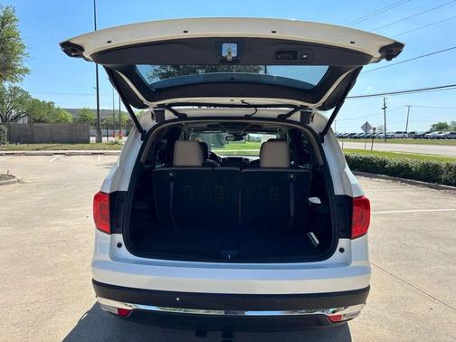 White 2016 Honda Pilot Touring