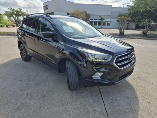 Agate Black Metallic 2019 Ford Escape SE