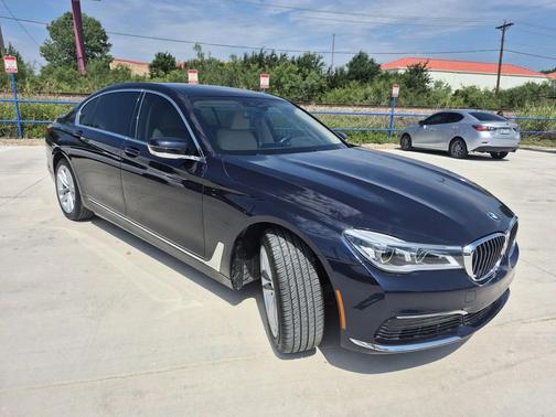 Black Sapphire Metallic 2019 BMW 750 i xDrive