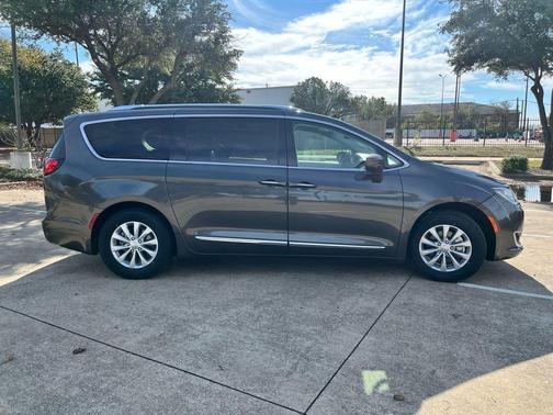 2018 Chrysler Pacifica Touring-L
