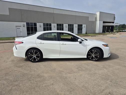 Super White 2018 Toyota Camry SE