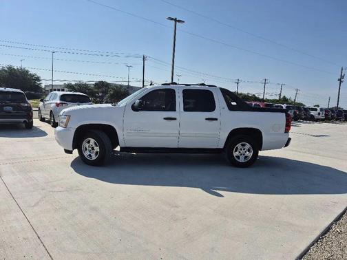 White 2007 Chevrolet Avalanche 1500 LS