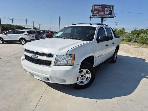 White 2007 Chevrolet Avalanche 1500 LS