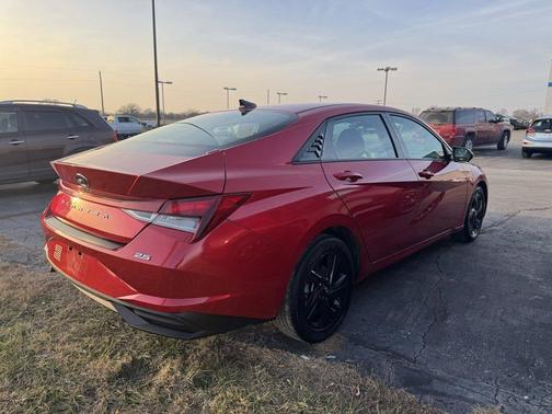 2022 Hyundai ELANTRA SEL