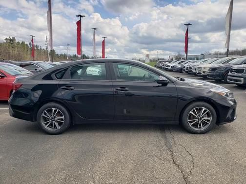 2024 Kia Forte LXS IVT