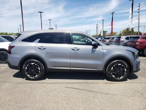 Everlasting Silver 2025 Kia Sorento S AWD