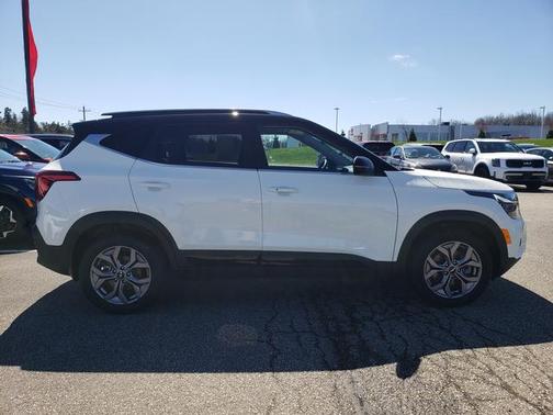 Clear White/Black Roof 2024 Kia Seltos S IVT AWD