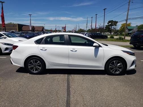 Snow White Pearl 2024 Kia Forte LXS IVT