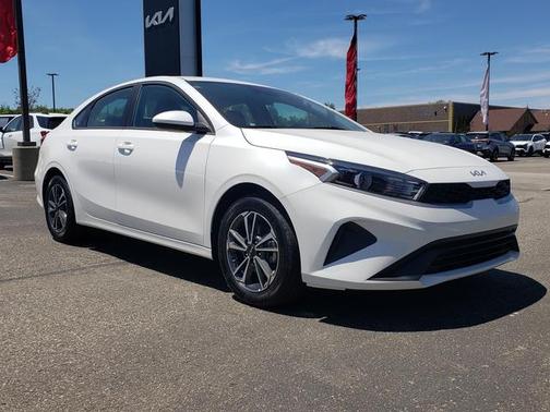 Snow White Pearl 2024 Kia Forte LXS IVT