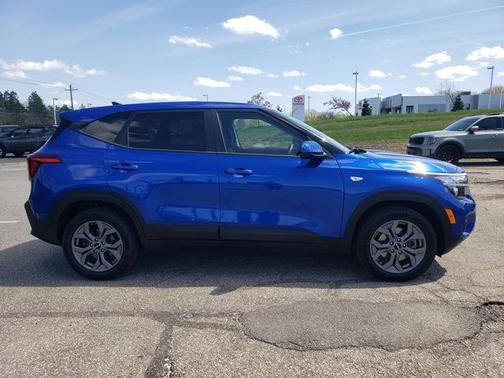 Neptune Blue 2024 Kia Seltos LX IVT AWD