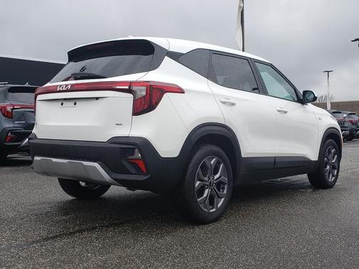Snow White Pearl 2024 Kia Seltos LX IVT AWD